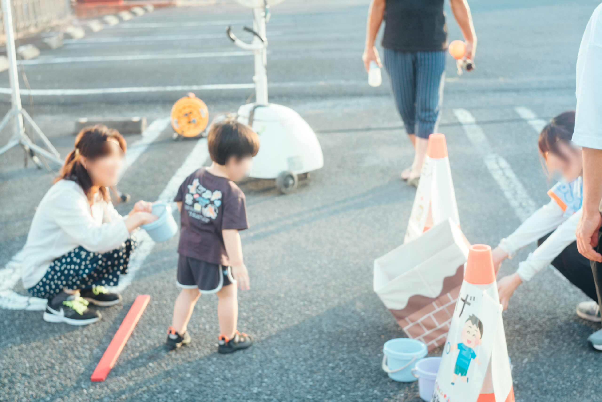 お手玉を渡す女の人とお手玉を投げる男の子