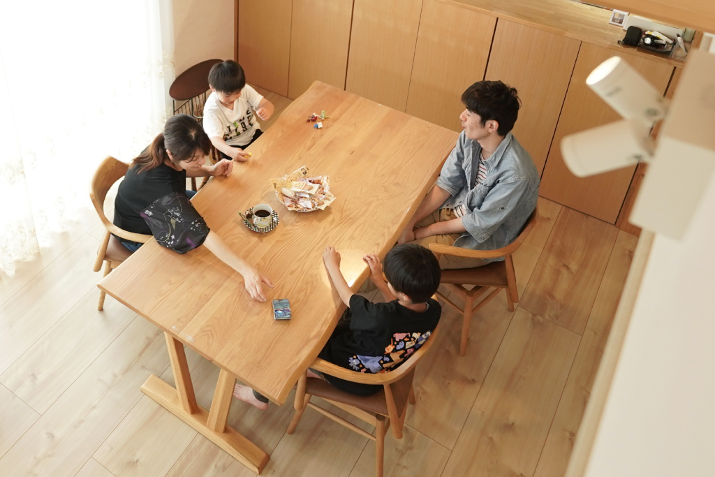 ﾀﾞｲﾆﾝｸﾞで団欒する家族