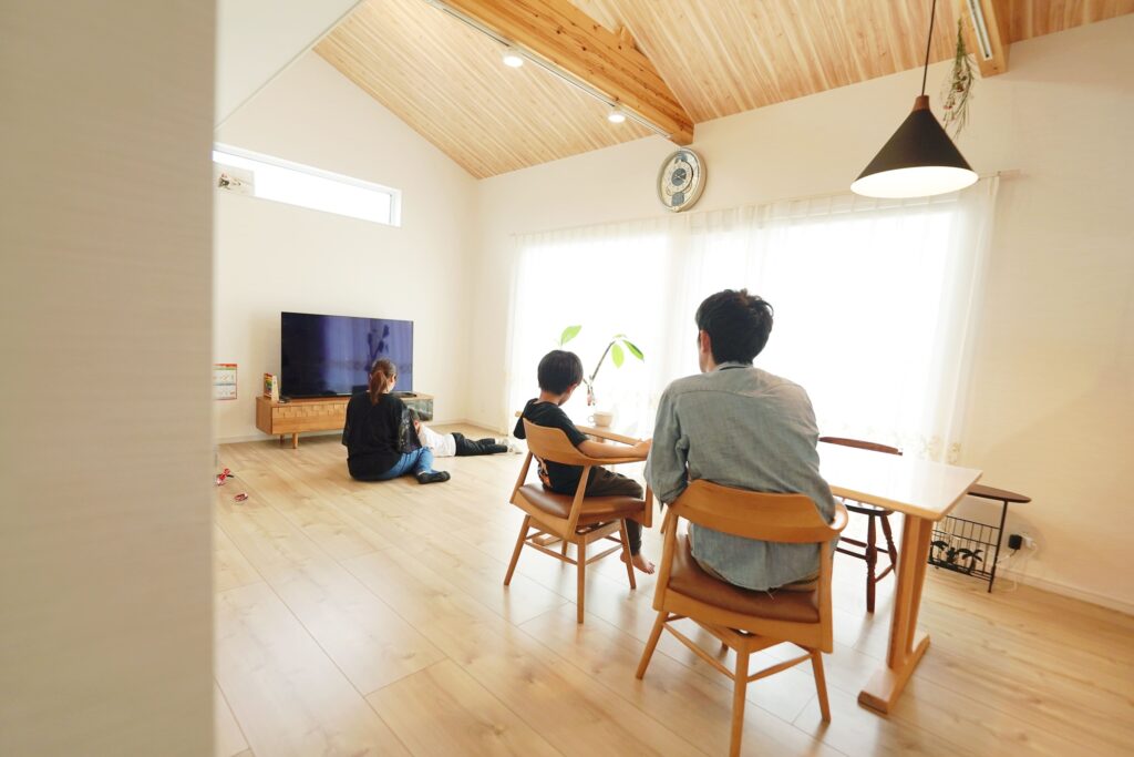ﾘﾋﾞﾝｸﾞﾀﾞｲﾆﾝｸﾞで団欒する家族