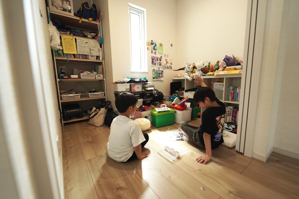 おもちゃ部屋で遊ぶ2人の男の子