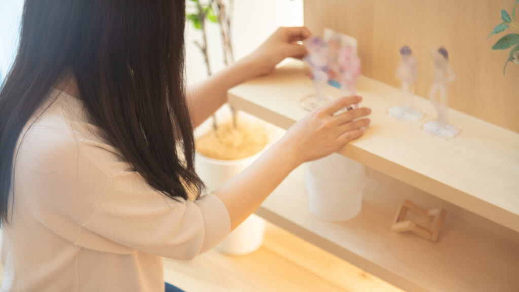 棚にｱｸｽﾀを飾る女性